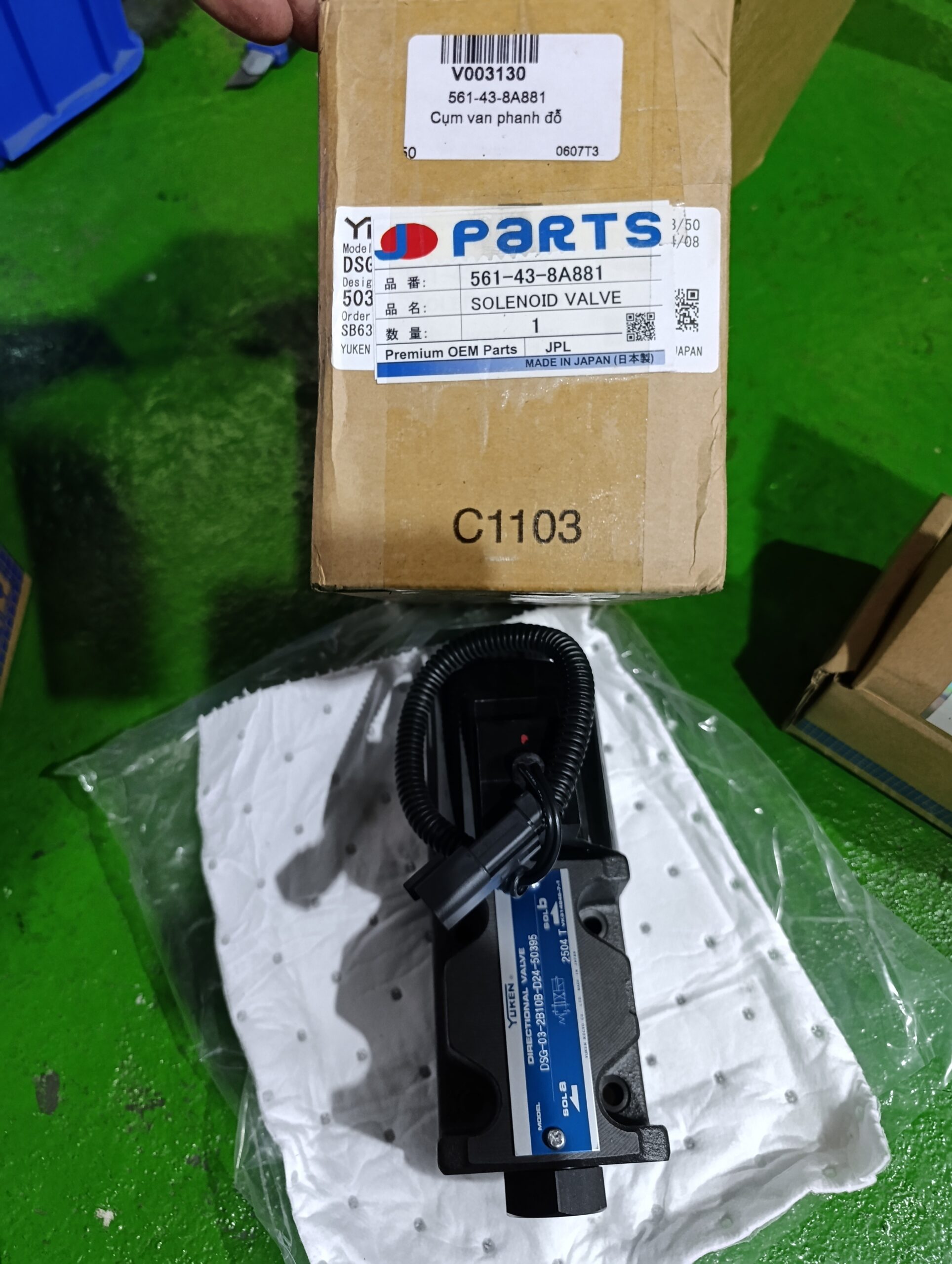 Cụm van phanh đỗ 561-43-8A881 1 Cụm van phanh đỗ 561-43-8A881